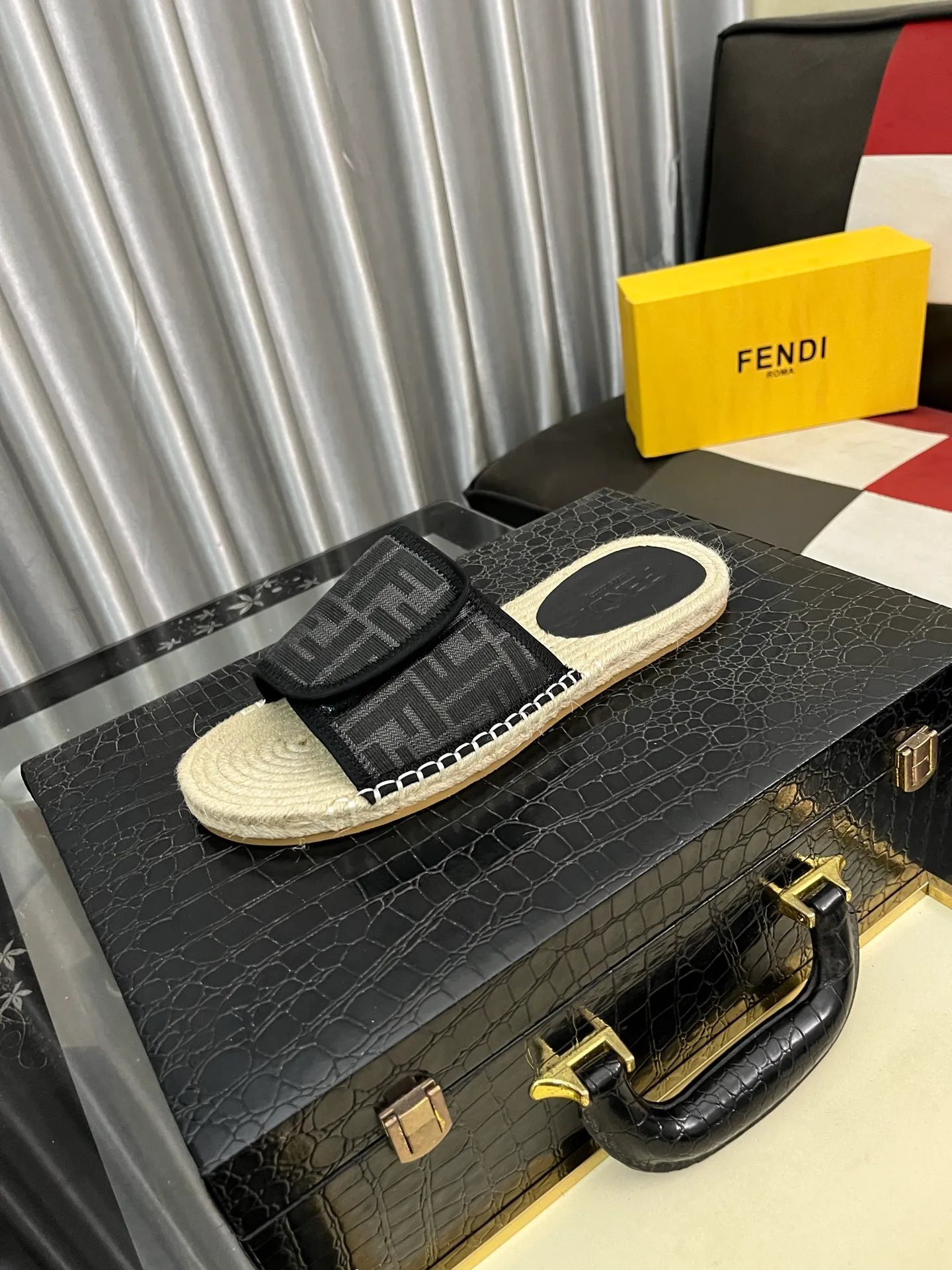 Men's shoes💰320⌚️⌚️[FENDI~Fendi slippers] High-end men's shoes brand official website 1:1 latest masterpiece: original mold customization, fabrics made of imported original materials, upgraded outsole, lighter, top quality in the market, simple and tasteful, a must-have for fashionistas, fashion is at your feet, full of confidence, the same style at the counter👍The season of summer slippers is here. Yardage: 38-44. Can be customized45.46.47